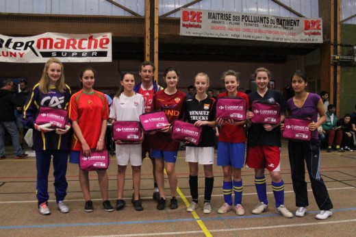 Remise du Kit beauté Carrefour aux féminines de l'USC Cluny football lors du tournoi du foot en salle 2013